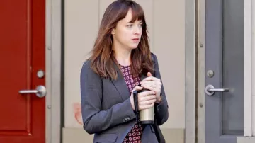 Vestido de Bernadine de Joie usado por Anastasia Steele (Dakota Johnson) como se ve en Fifty Shades Darker