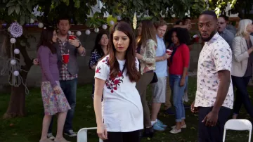 The white t-shirt with printed flowers for Allison Nelson (Nasim Pedrad) in New Girl S07E01