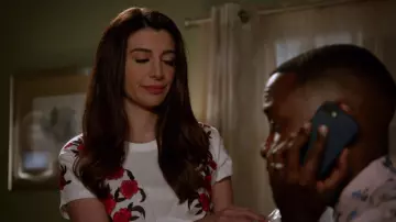 Le t-shirt blanc fleuri de Aly (Na­sim Pe­drad) dans New Girl S07E01