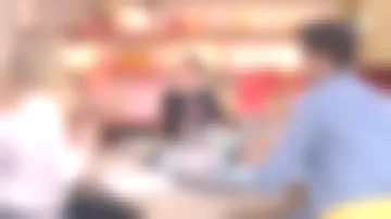 La veste bombers rose à broderies de Agathe Lecaron dans La maison des maternelles du 11/04/2018