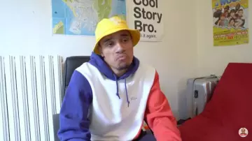 Le sweatshirt à capuche bleu blanc rouge de Mister V dans sa vidéo Faire un album