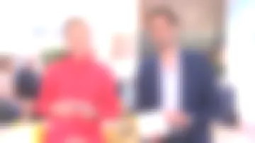 La robe rouge à fleurs de Maya Lauqué dans La quotidienne du 11/04/2018