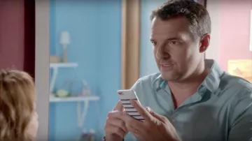 The hull marinière Gabriel (Arnaud Ducret) in Parents mode d'emploi