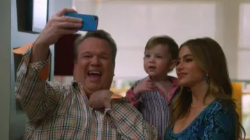 The hull two-tone blue and pink Cameron Tucker (Eric Stonestreet) Modern Family S05E21