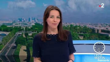 La robe marine ornée de bordures festonnées brodées à œillets de Sophie Le Saint dans Télématin du 02/04/2018