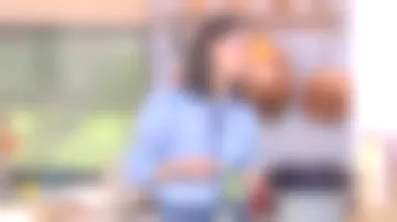 La chemise bleue imprimée de Farida dans la quotidienne du 13/04/2018