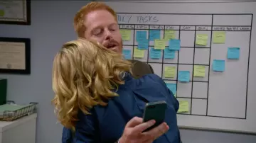 La coque bicolore gris et turquoise de Mitchell Pritchett (Jesse Tyler Ferguson) dans Modern Family S06E11