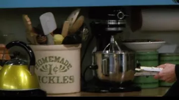 Le pot à ustensiles apparu dans la cuisine de Monica Geller (Courtney Cox) dans Friends S02E03