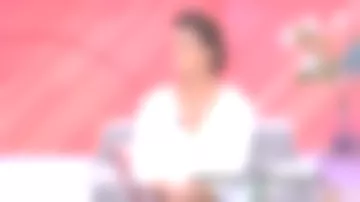 Le Chemise fluide dotée d'un col rond à collerette et lien à nouer de Faustine Bollaert dans Ca commence aujourd'hui du 13/04/2018