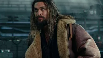 Le manteau col moutonné de Arthur Curry / Aquaman (Jason Momoa) dans Justice League