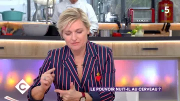 La veste de costume à rayures de Anne-Elisabeth Lemoine dans C à vous du 06/04/2018