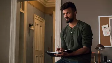 La camiseta henley de Malcolm Ducasse (Eka Darville) en Jessica Jones S02E03 de Marvel