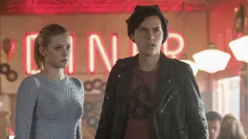 Le blouson en cuir de Jughead Jones (Cole Sprouse) dans Riverdale S02E08