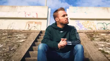 La sudadera con capucha verde Adidas Originals usada por Squeezie en su video Freestyle de autoburla