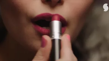 Le rouge à lèvres MAC D for Dan­ger de Daphné Lecomte (Lula Cotton) dans Skam France S01E05