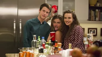 The shirt worn by Clay Jensen (Dylan Minnette) in 13 reasons Why (S01E01)