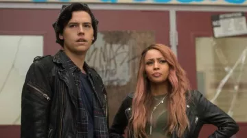 Southside Serpents Veste portée par Jughead Jones (Cole Sprouse) comme on le voit dans Riverdale S02E04