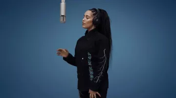 The combination Order Heat Jorja Smith in her music video Blue Lights (colors show)