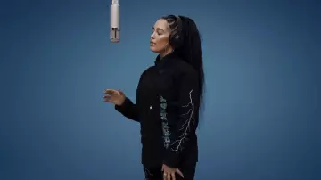 La combinaison Order Heat de Jorja Smith dans son clip Blue Lights (A colors show)