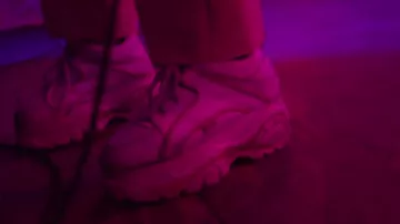 Buffalo blanc plate-forme de baskets portée par Milly Toomey comme on le voit dans le Désordre Chaud vidéo de musique de fillej'ai