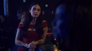 Vestido rojo de Isabelle Guess (Emerald Toubia) en Shadowhunters S03E03