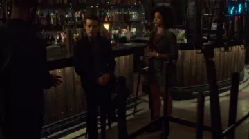 La mini-jupe zippée de Maia (Alisha Wainwright) dans Shadowhunters S03E03