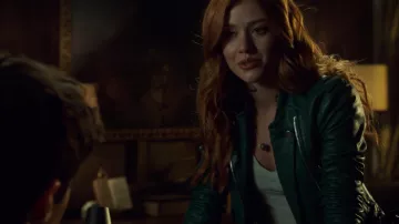 Chaqueta de cuero verde de Clary (Katherine McNamara) en la serie Shadowhunters S03E04