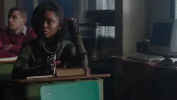 Le pull militaire de Josie McCoy (Ashleigh Murray) dans Riverdale S02E17