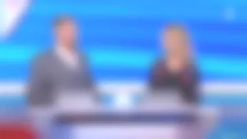 Le Pull orné de broderies oiseaux et fleurs de Sidonie Bonnec dans Tout le monde à son mot à dire du 17/04/2018