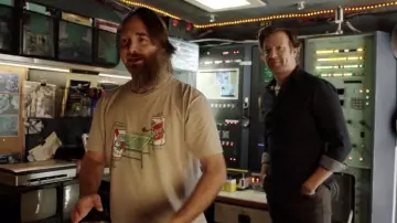 Le t-shirt bières ping-pong de Phil Mil­ler (Will Forte) dans Last Man on Earth S04E15