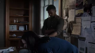 Camiseta de manga larga de Malcolm (Eka Darville) en Jessica Jones S02E03 de Marvel