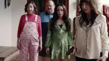 La salopette rose Hayley Elsaesser à motif cerise portée par Carol (Kristen Schaal) dans The Last Man on Earth S04E15