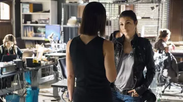 Le blouson en cuir Danier de Rachel Goldberg (Shiri Appleby) dans Unreal S02E9