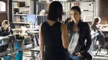 The leather jacket Danier Rachel Goldberg (Shiri Appleby) in Unreal S02E9