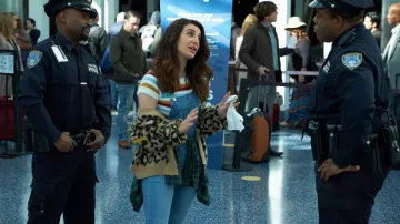 The striped T-shirt by Katie Peralta (Nasim Pedrad) in Brooklyn Nine-Nine S05E16