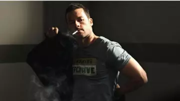 The T-shirt "Warning offensive" in a worn by Marion Snow (Guy Pearce) in Lock-Out