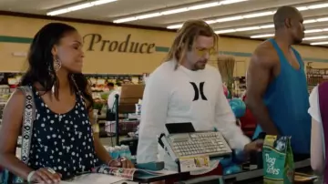 Le t-shirt blanc Hurley d'Alex Dimitri (Bradley Cooper) dans Hit and Run