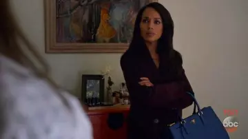 Le sac Prada Galleria bleu d'Olivia Pope (Kerry Washington) dans Scandal S07E14