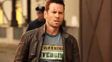 The t-shirt "Warning offensive" by Marion Snow (Guy Pearce) in Lock-Out