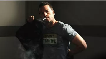 The gray t-shirt "Warning offensive" worn by Marion Snow (Guy Pearce) in Lock-Out