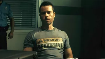 The t-shirt "Warning offensive" worn by Marion Snow (Guy Pearce) in Lock-Out