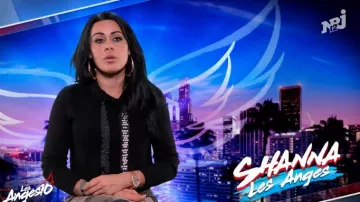 La sudadera con capucha de cinta corta de cuentas de Shanna en Angels 10 Episodio 27