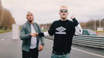 Le sweatshirt Av­nier x Um­bro de Vald dans son clip Valise