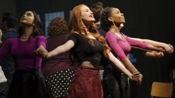 La jupe écossaise de Cheryl Blossom (Madeleine Petsch) dans Riverdale S02E18