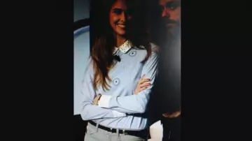 La chemise bleue de Ophélie Meunier dans Le tube (dispo en robe)