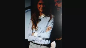 La chemise bleue de Ophélie Meunier dans Le tube (dispo en robe)