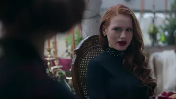 Le col roulé noir et clouté de Cheryl Blosson (Madelaine Petsch) dans Riverdale S02E16