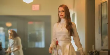 La jupe blanche de Cheryl Blossom (Madelaine Petsch) dans Riverdale S02E01