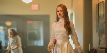 The white skirt of Cheryl Blossom (Madelaine Petsch) in Riverdale S02E01