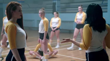 Le t-shirt jaune et blanc de cheerleader porté par Cheryl Blossom (Madelaine Petsch) dans Riverdale Saison 1 Episode 10